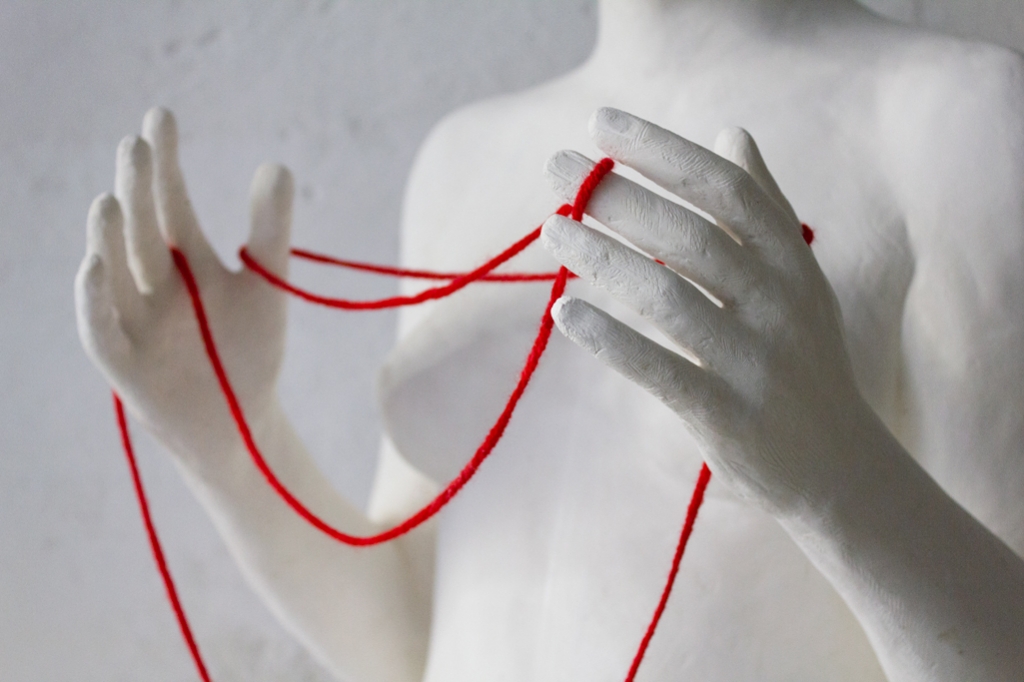 Le fil rouge, scultura in resina, 2017 dettaglio delle mani